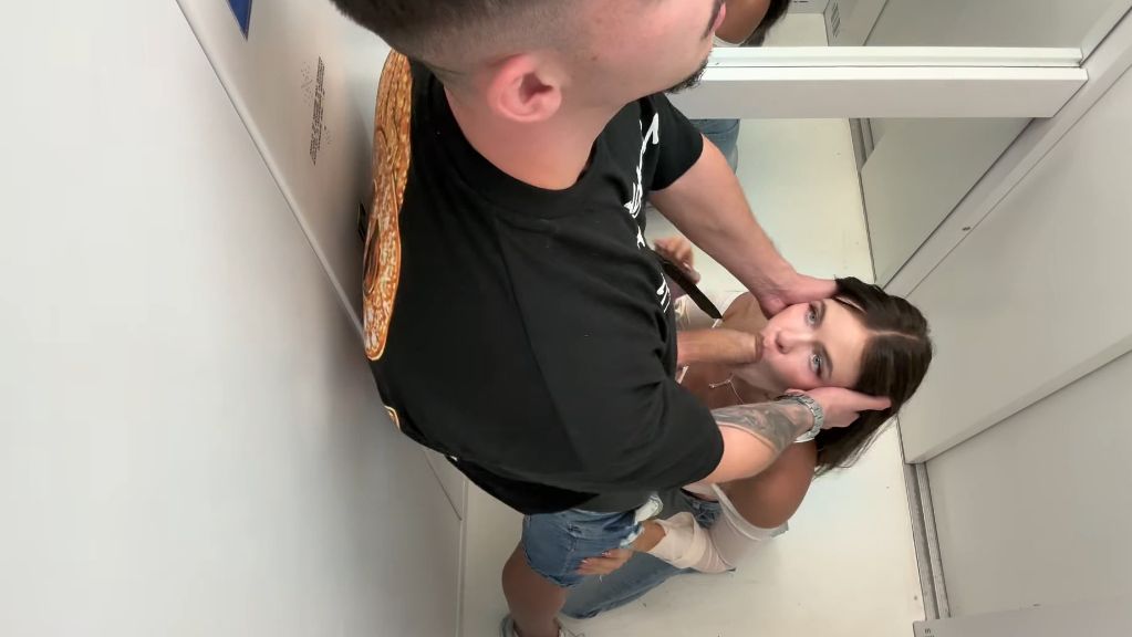 Rossa Vaxx Blows And Fucks In Elevator And A Neighbor Catches Onlyfans Video Leaked
